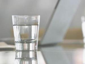 早晨起來喝淡鹽水好嗎？清晨正確喝水排出體內(nèi)致癌物