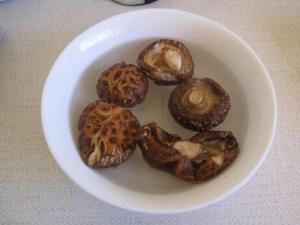 泡香菇剩下的水還有用-泡香菇加點(diǎn)白糖更好