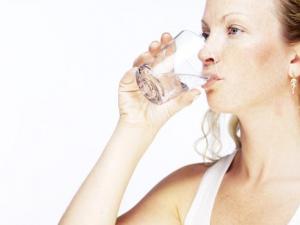 早上空腹喝淡鹽水好嗎?早上空腹喝什么水最好