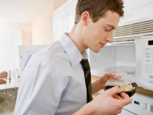 上班族帶飯族怎么熱飯？微波爐加熱飯如何保持水分