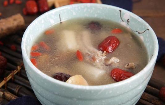 當歸黃芪黨參燉雞湯會上火嗎 當歸黃芪黨參燉雞湯男人可以喝嗎