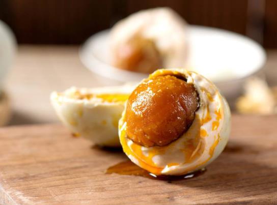 咸鴨蛋臭了蛋黃黑了還能吃嗎?咸鴨蛋腌制多久可以吃