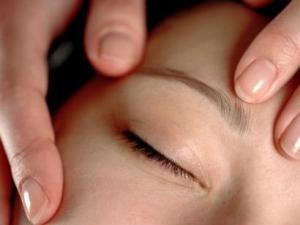 黑眼圈怎么去除？眼部按摩輕松去除黑眼圈