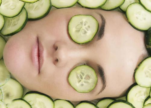 貼黃瓜片對皮膚有哪些好處?黃瓜面膜的制作方法