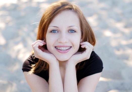 戴牙套吃飯后要立即刷牙嗎?拔牙后多久可以鑲牙套