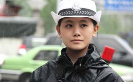 最美女交警 一米七的馮立曾經(jīng)是資深模特