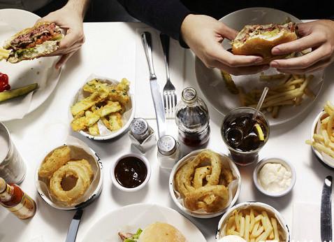 出國(guó)旅行時(shí)13種不得不知的就餐禮儀