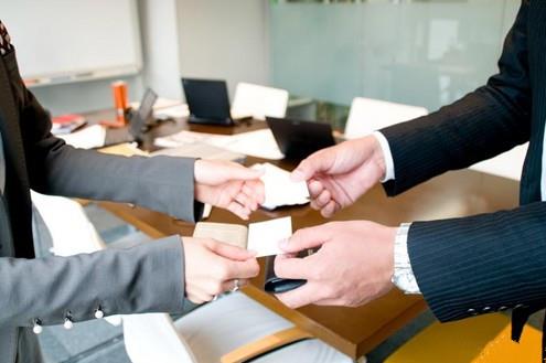 日本人交換名片時(shí)需要注意的禮儀