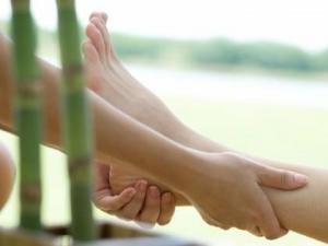 氣血不足如何調(diào)理?女性睡前泡腳搓腳梳頭可養(yǎng)氣血