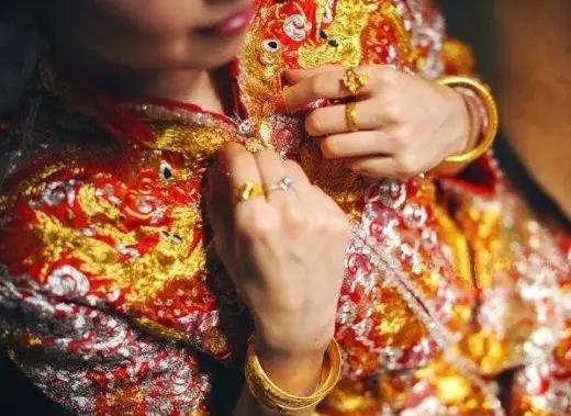 結婚三金買2萬的少嗎?三金買成一口價的了可以換成按克數的嗎