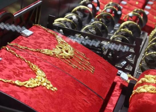 結婚三金買2萬的少嗎?三金買成一口價的了可以換成按克數的嗎