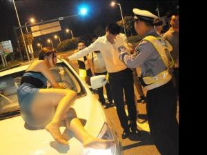 ?醉酒爆乳海歸女酒后“調(diào)戲”交警 車頂遙控駕車