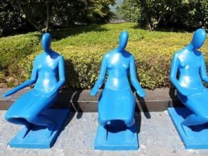 蘇州“裸女坐椅”被移走 景區回應實為景觀雕塑