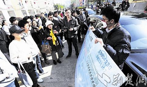 華中科技大學100萬求婚門:男子開豪車持百萬支票在華中科大求婚