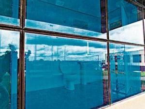 巴西建筑師設計全透明“公開廁所”引爭議(圖)