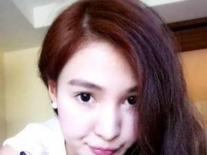 郭美美豎中指稱或爆更多猛料 疑為秀鴿子蛋鉆戒