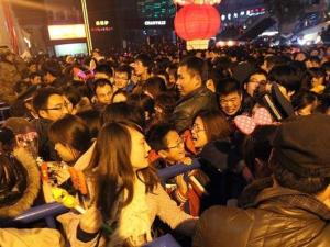 鄭州元宵節觀燈人海擠爆燈展 現場哭喊聲一片