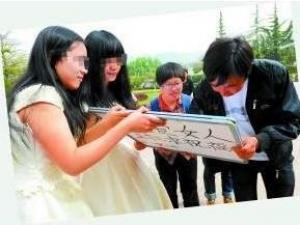 ?女同性戀穿婚紗辦婚禮 高舉“拉拉求祝福”標(biāo)語牌