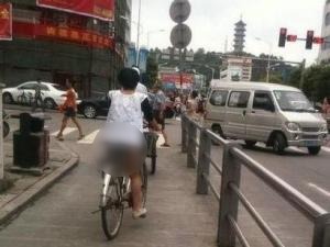 哎！閨女沒穿褲子就騎自行車上街了