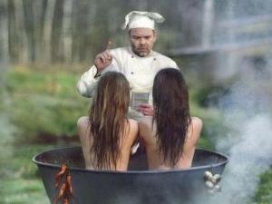 ?鍋中蒸美女,調(diào)料加全了嗎?大廚說還少一樣調(diào)料