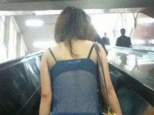 ?姐,穿這樣也逛街?內(nèi)褲外穿太霸氣鳥