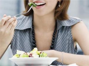 上火怎么辦?女白領(lǐng)壓力大易上火多吃清火食物