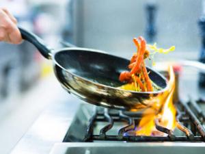 炒菜后不刷鍋接著炒易致癌-炒菜致癌習慣
