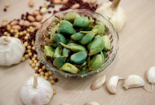 腌好的臘八蒜要一次性倒出嗎?臘八蒜吃起來怎么是辣的?