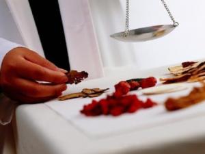 熬中藥的注意事項(xiàng)：手別碰藥、別用鐵鍋、用對(duì)水