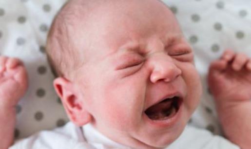 新生寶寶吐奶是怎么回事 新生兒母乳喂養該知道的