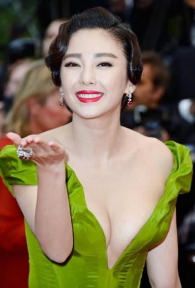 ?中國(guó)十大乳神排行榜,王李丹妮、樊玲都是爆乳