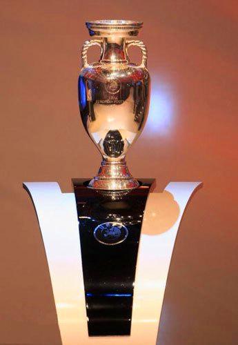 足球運(yùn)動(dòng)員都想得到的冠軍獎(jiǎng)杯 大力神杯是足球界最高榮譽(yù)的象征