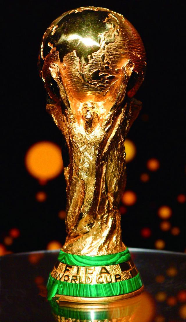 足球運(yùn)動(dòng)員都想得到的冠軍獎(jiǎng)杯 大力神杯是足球界最高榮譽(yù)的象征