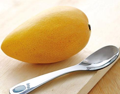 芒果怎么去皮？芒果去皮方法，怎樣給芒果去皮妙招：先刮后剝巧去芒果皮