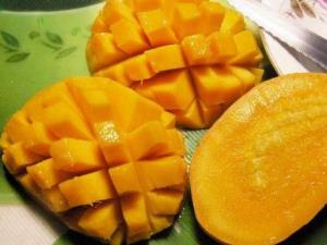 芒果怎么吃？芒果怎樣剝皮？芒果剝皮方法