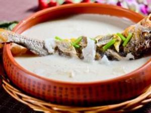 如何燉出奶白色的魚湯？怎樣燉魚湯味道更鮮