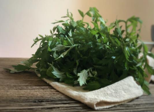 端午節掛艾草的原因是什么?艾草放家門口風水好不好