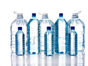 瓶裝水經過暴曬后真的會變成“毒水”？