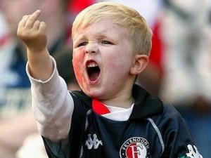 豎中指是什么意思？沖別人豎中指手勢什么意思