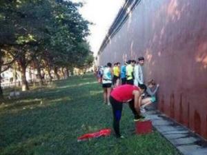 尿紅墻是什么意思？北京馬拉松賽選手如廁難