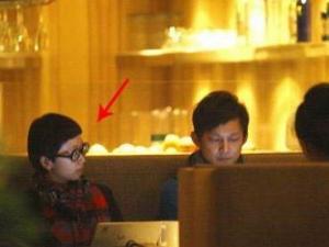 何炅結婚了嗎？主持人何炅與妻子王菁情史