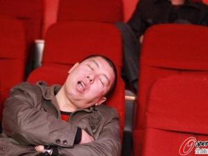 臺球比賽觀眾睡倒一片，92歲老太關注丁俊暉6年