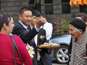 方丈還俗迎娶26歲女老板 信仰缺失還是愛(ài)情偉大