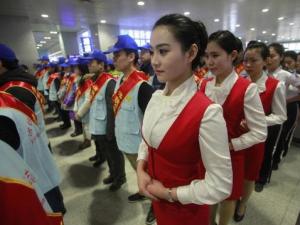 春運美女志愿者露美腿 齊P短裙濃妝艷抹引爆眼球