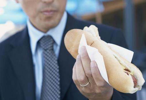 邊走路邊吃東西好嗎？早餐邊走邊吃的危害