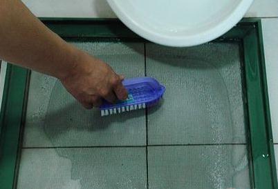 隱形紗窗怎么清洗：邊拽邊擦清洗紗窗