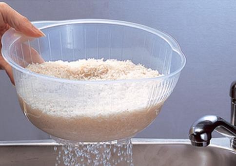 如何淘米煮飯更營養？糾正淘米煮飯常見的誤區