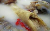 骨頭湯怎么熬更有營養(yǎng)？骨頭湯的食用禁忌