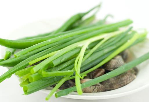 炒菜時(shí)怎樣利用蔥調(diào)味？做菜如何放蔥的小竅門(mén)