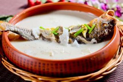 如何燉出奶白色的魚湯？怎樣燉魚湯味道更鮮